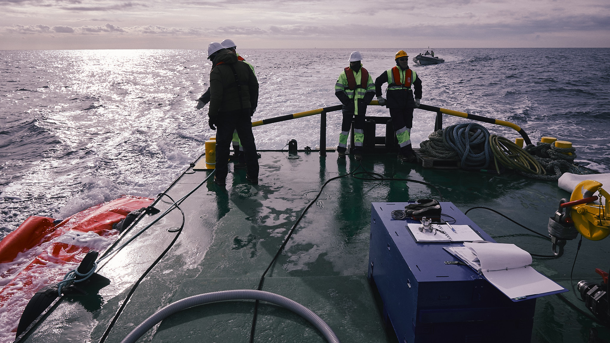 Equipo técnico en la cubierta durante operaciones marítimas en los ensayos.