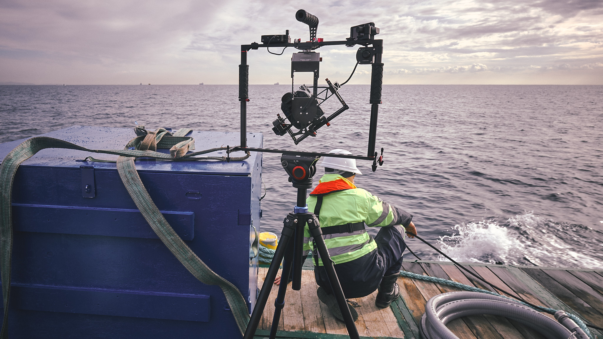 Operador registrando las pruebas en mar con cámara técnica desde la cubierta.