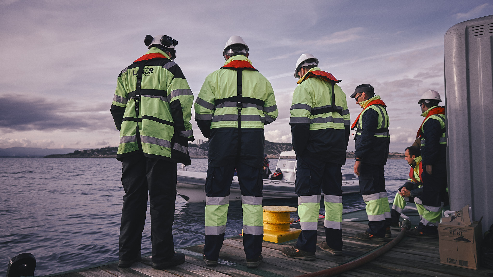 Equipo técnico en el muelle preparando maniobras durante los ensayos en mar.