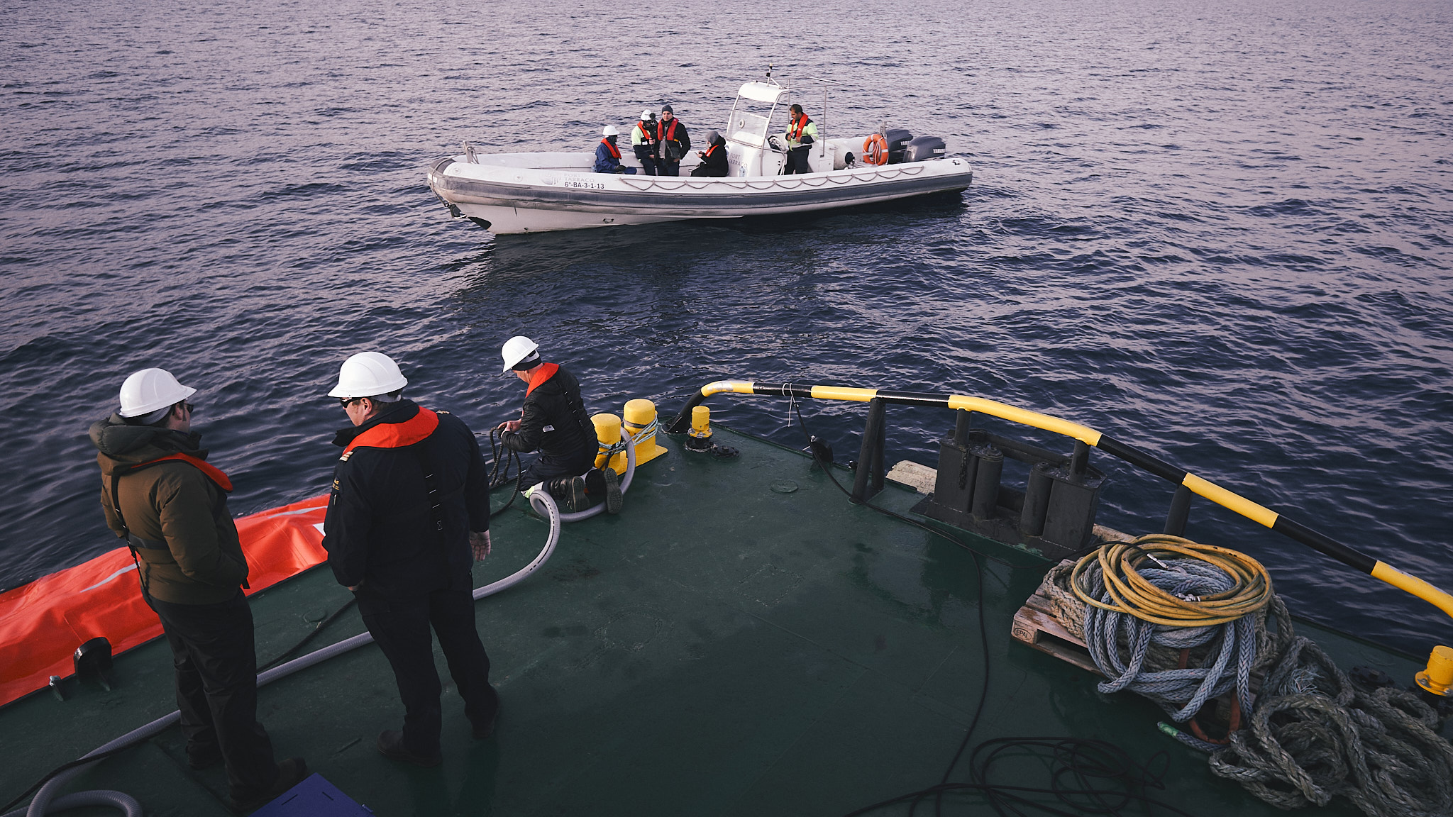 Coordinación entre embarcaciones durante maniobras técnicas en mar abierto.