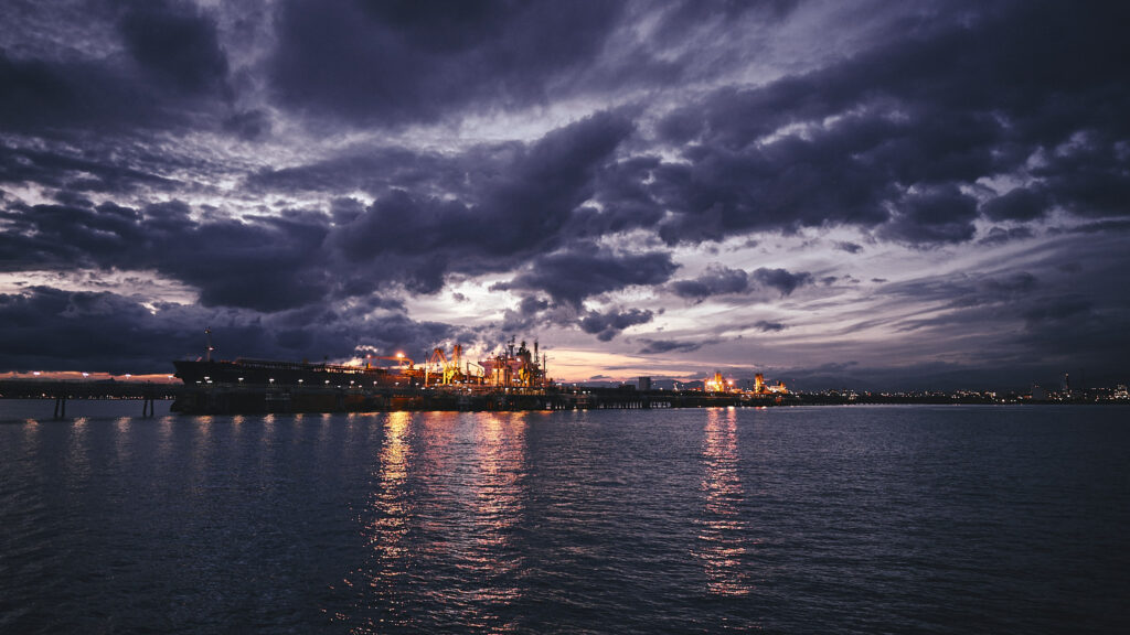 Infraestructura portuaria al atardecer durante operaciones industriales en Tarragona.