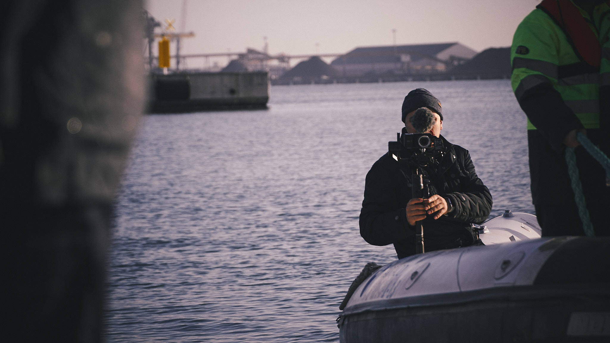 Equipo técnico durante las pruebas de arrastre y maniobra de un globo de contención marina en Tarragona.